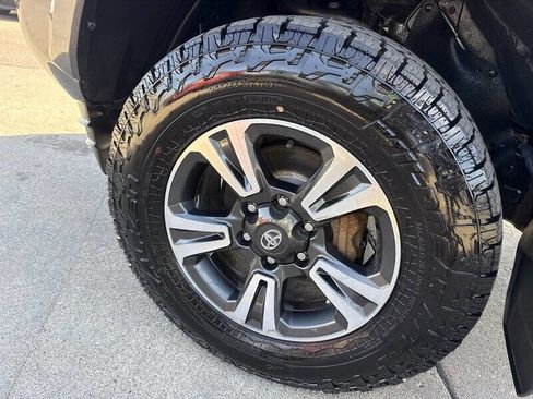 Used 2017 Toyota Tacoma TRD Sport AWD/4WD image 14