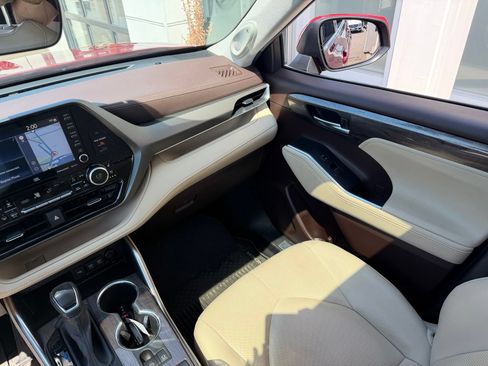 Used 2021 Toyota Highlander Limited AWD/4WD image 7