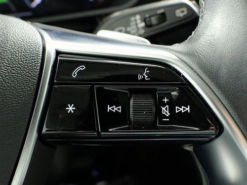 Used 2022 Audi e-tron Premium Plus w/ Premium Plus Package image 61