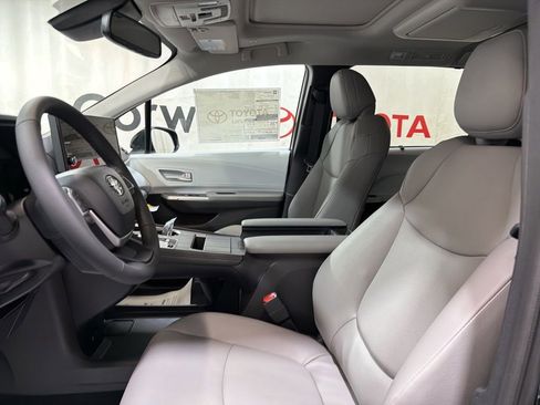 Used 2026 Toyota Sienna XLE image 23