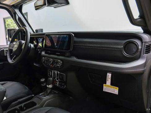 Used 2025 Jeep Wrangler Unlimited Rubicon w/ Technology Group image 34