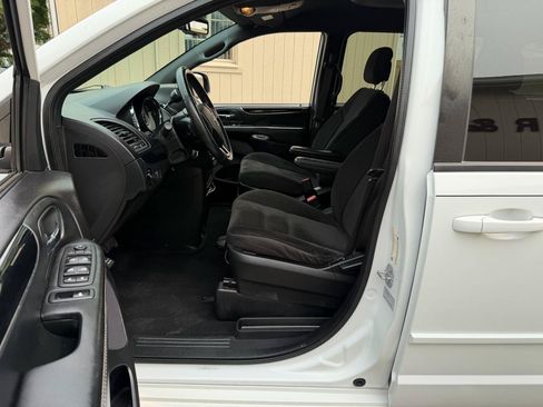 Used 2017 Dodge Grand Caravan SE FWD image 16