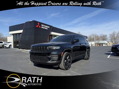 Used 2025 Jeep Grand Cherokee Altitude image 4