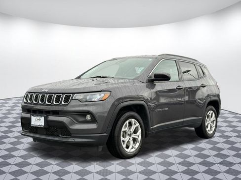 Used 2024 Jeep Compass Latitude image 3