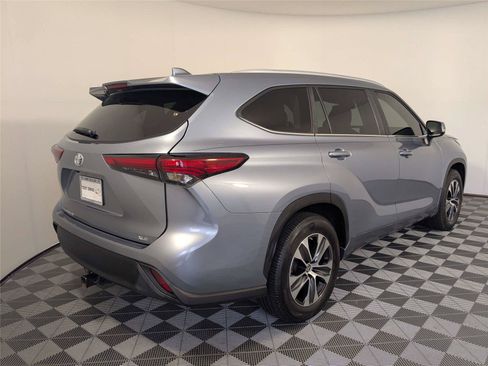 Used 2023 Toyota Highlander XLE FWD image 6
