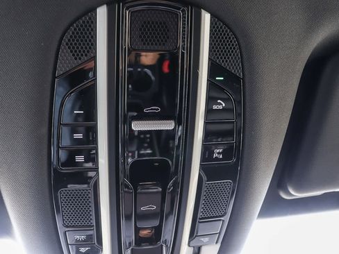 Used 2021 Porsche Cayenne w/ Driver Memory Package image 24