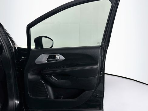 Used 2023 Chrysler Pacifica Touring-L w/ S Appearance Package FWD image 36
