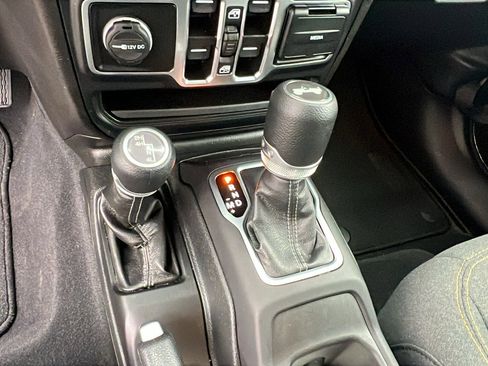 Used 2025 Jeep Wrangler Sahara image 30