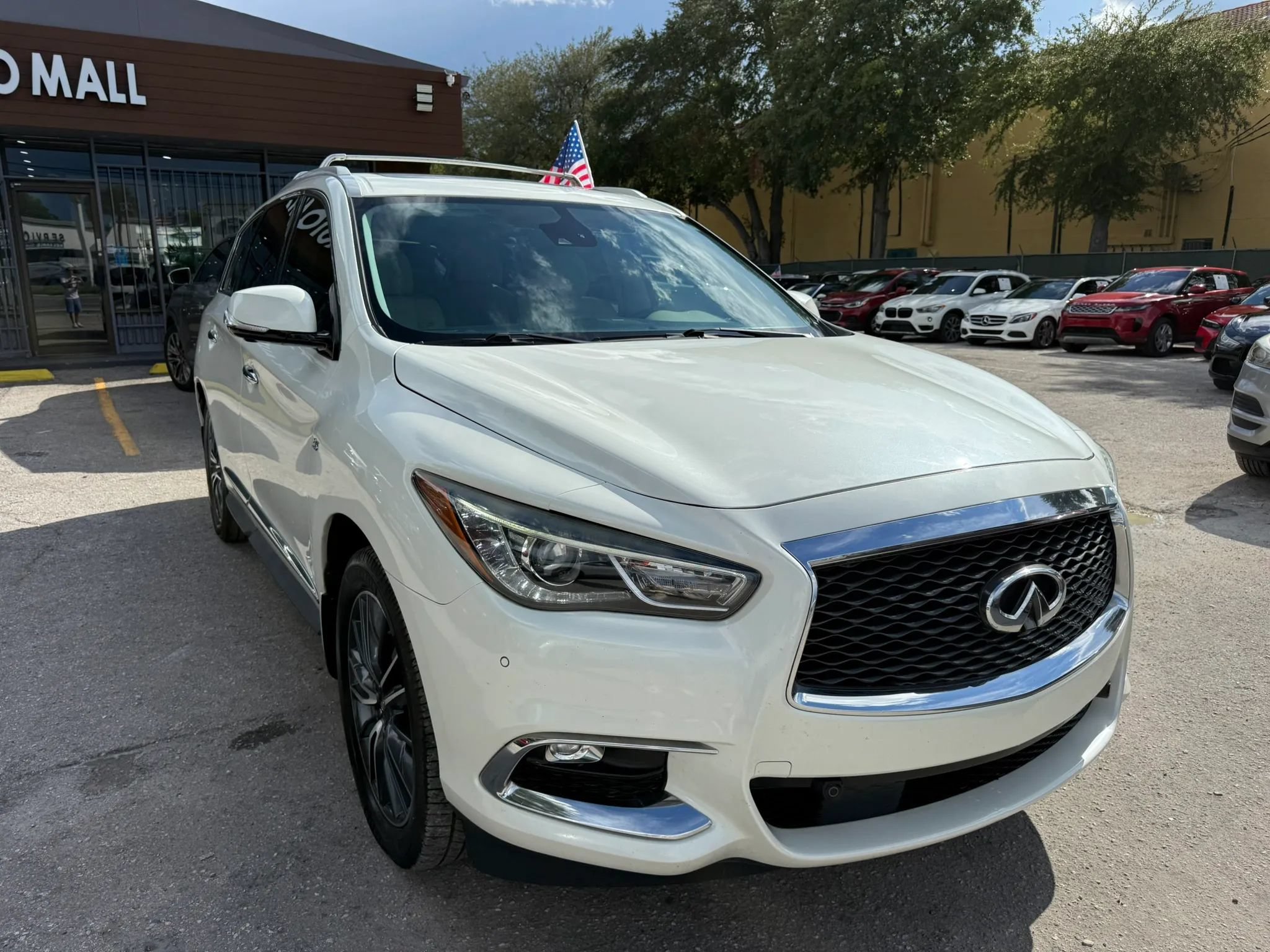 Used 2020 INFINITI QX60 Luxe w/ Sensory Package FWD image 3