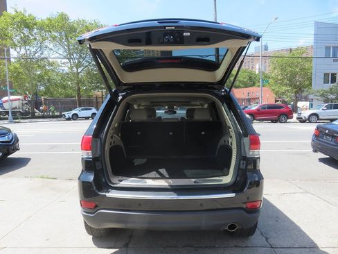 Used 2018 Jeep Grand Cherokee Limited AWD/4WD image 25