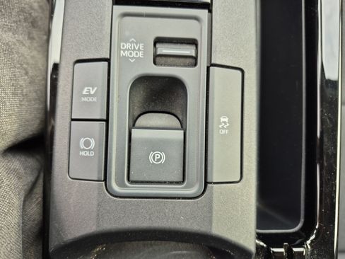 Used 2026 Toyota Prius LE FWD image 32