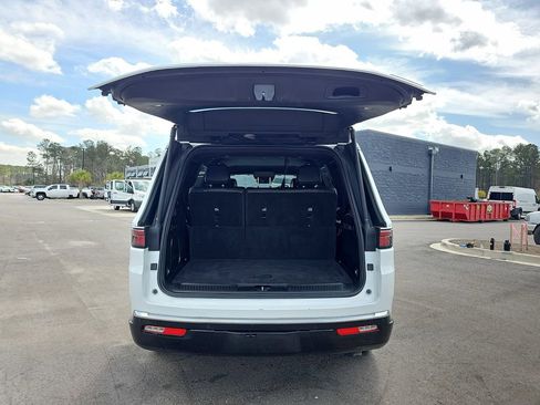 Used 2024 Jeep Wagoneer Series II w/ Flexible Seating Group image 17