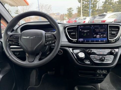 Used 2022 Chrysler Pacifica Touring-L w/ S Appearance Package image 21