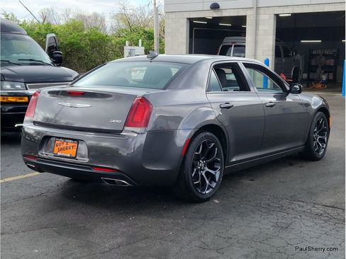 Used 2019 Chrysler 300 Touring w/ Sport Appearance Package image 9