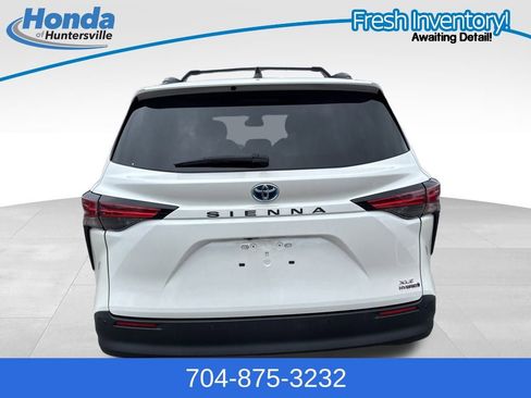 Used 2021 Toyota Sienna XLE image 7
