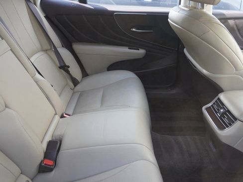 Used 2018 Lexus LS 500 w/ Accessory Package (Z1) image 10