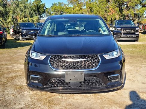 Used 2023 Chrysler Pacifica Touring-L image 5