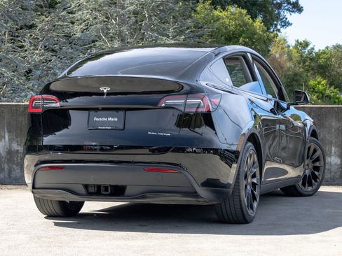 Used 2021 Tesla Model Y Long Range image 11