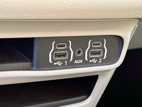 Used 2023 Chrysler Pacifica Touring-L image 29