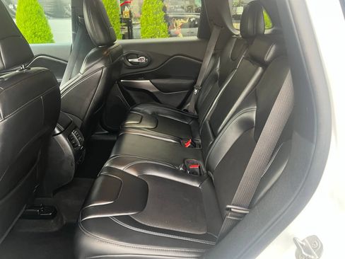 Used 2019 Jeep Cherokee Latitude Plus AWD/4WD image 22
