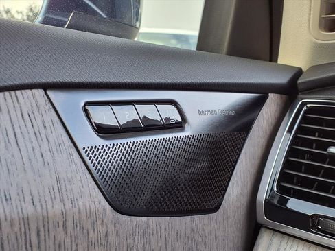 Certified 2024 Volvo XC90 B6 Plus image 32