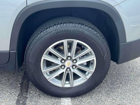 Used 2023 Chevrolet Traverse LT FWD image 9