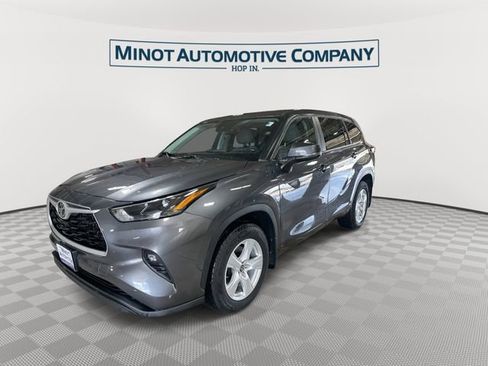 Used 2023 Toyota Highlander LE AWD/4WD image 4