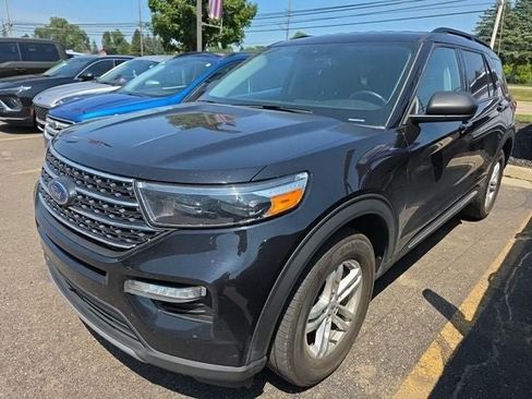 Used 2023 Ford Explorer XLT w/ Equipment Group 202A AWD/4WD image 3