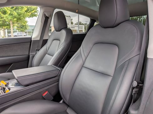 Used 2022 Tesla Model Y Long Range image 15