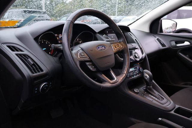 Used 2017 Ford Focus SEL w/ Cold Weather Package FWD image 9