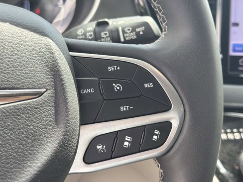 Used 2023 Chrysler Pacifica Touring-L image 10