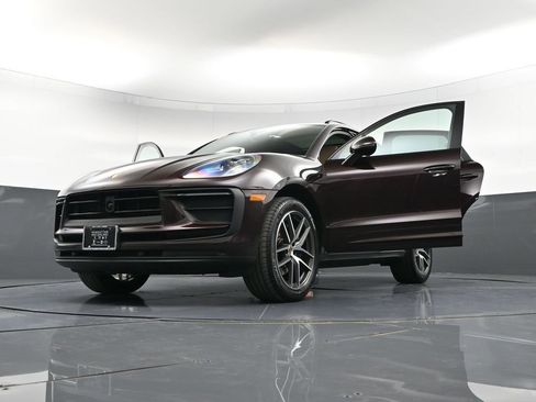 Certified 2025 Porsche Macan image 38