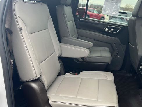 Used 2023 GMC Yukon XL SLT w/ SLT Luxury Package image 28