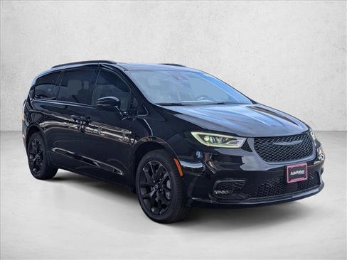 New 2026 Chrysler Pacifica Limited w/ S Appearance Package image 6