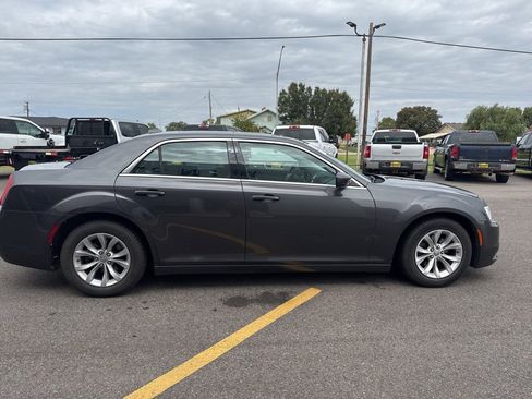 Used 2015 Chrysler 300 Limited image 4