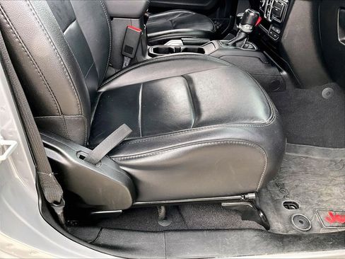 Used 2021 Jeep Wrangler Unlimited Sahara image 31