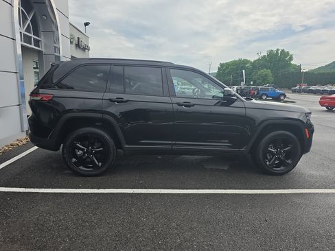 Used 2023 Jeep Grand Cherokee Altitude AWD/4WD image 2