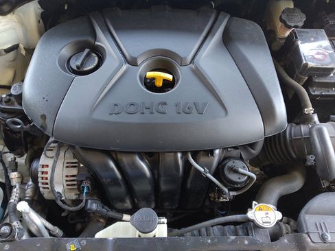 Used 2016 Hyundai Elantra SE image 30