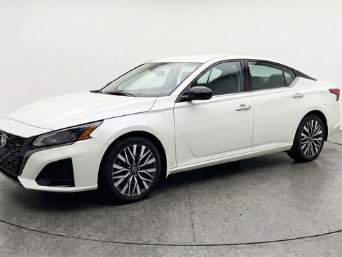 Used 2025 Nissan Altima 2.5 SV FWD image 3