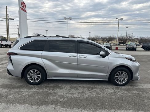 Used 2025 Toyota Sienna LE image 4