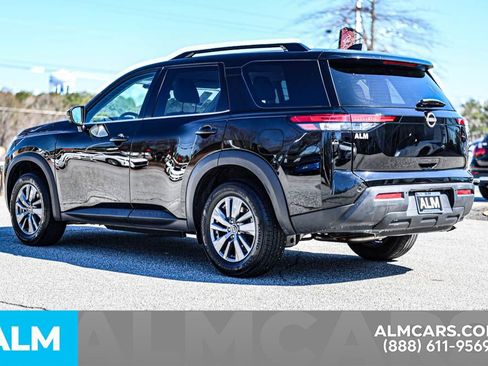 Used 2024 Nissan Pathfinder SV image 7