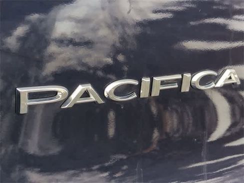 Used 2018 Chrysler Pacifica Touring-L Plus w/ Tire & Wheel Group image 13