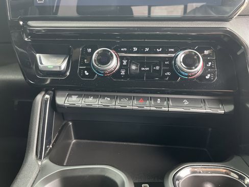 Used 2024 GMC Sierra 2500 AT4 w/ AT4 Preferred Package AWD/4WD image 19