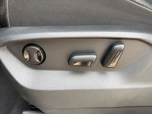 Used 2025 Volkswagen Atlas SE image 26