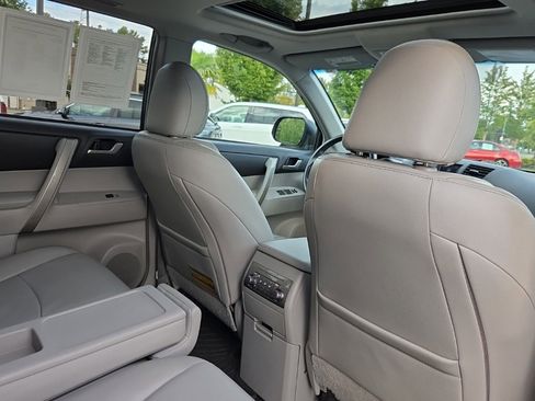 Used 2013 Toyota Highlander Plus image 8