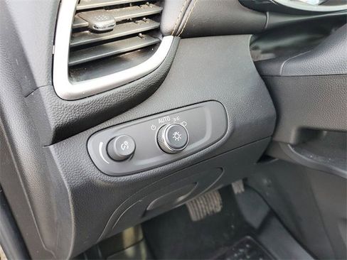 Certified 2022 Chevrolet Trax LT w/ LT Convenience Package image 17