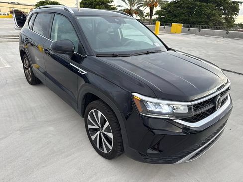 Certified 2023 Volkswagen Taos SE FWD image 1