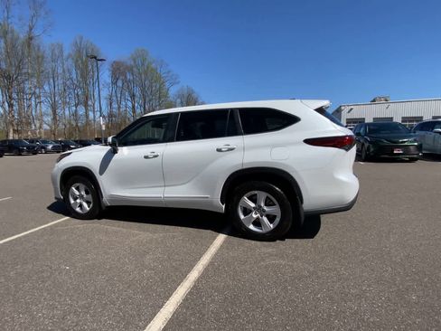 Used 2023 Toyota Highlander LE AWD/4WD image 6