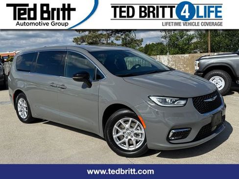 Used 2025 Chrysler Pacifica Select FWD image 1