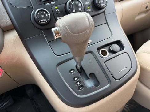 Used 2010 Kia Sedona LX FWD image 27